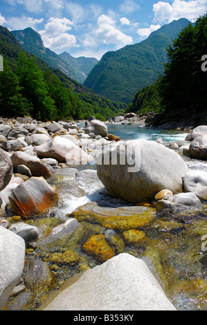 Pierres et rivière, ruisseau alpin à val verzasca , Tessin Banque D'Images
