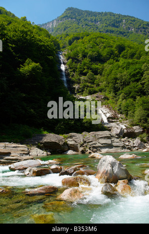 Pierres et de rivière et cascade dans le val verzasca , TESSIN , Banque D'Images