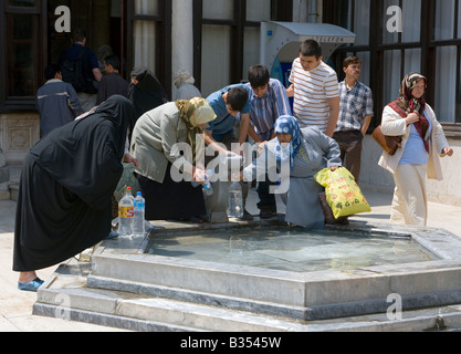 Boire de l'eau Saint Mevlana Konya Turquie Banque D'Images