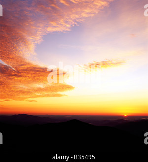 Lever du soleil Ciel de Blue Ridge Mountains sur le Blue Ridge Parkway (sud des Appalaches), Virginia, USA Banque D'Images