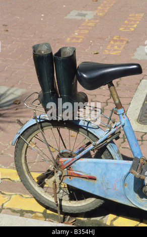 Bottes sur un vélo à Maxwell Food Centre à Singapour Banque D'Images