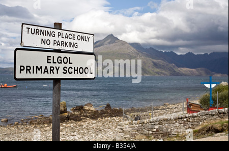 Vue d'Elgol à travers le Loch Scavaig l'école du signe sur l'isel de Skye Ecosse Banque D'Images