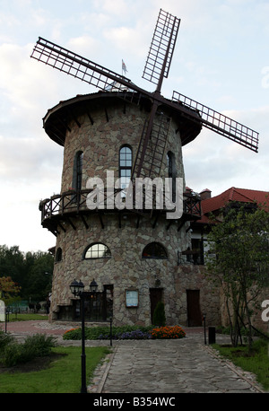 Vue extérieure de moulin à vent hollandais traditionnel près d'Amsterdam, Pays-Bas. Banque D'Images