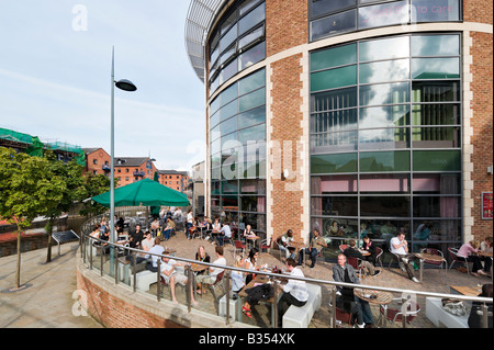 Terrasse du bar dans Oracle Brewery Wharf sur la rivière Aire un vendredi soir, Leeds, West Yorkshire, Angleterre Banque D'Images