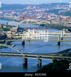 Ponts le long de la rivière Allegheny par le Triangle d'or, Pittsburgh, Pennsylvanie, USA Banque D'Images