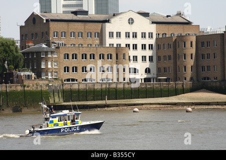 Metropolitan police fluviale sur la Tamise à Tower Bridge, Londres, Angleterre, Royaume-Uni Banque D'Images