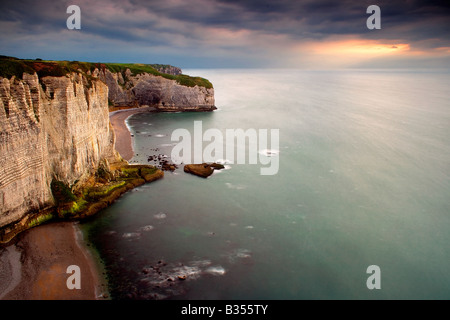 Une représentation de la falaise moody connu sous le nom de La Courtine, une partie de l'étonnante côte rocheuse autour d'Etretat en Normandie France Banque D'Images