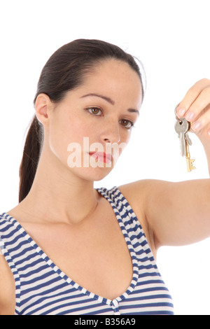 Sad young woman holding keys parution modèle Banque D'Images