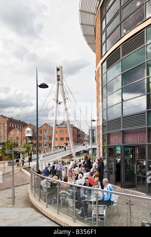 Terrasse du bar dans Oracle Brewery Wharf sur la rivière Aire un vendredi soir, Leeds, West Yorkshire, Angleterre Banque D'Images