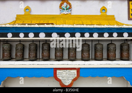 Roues de prière en cuivre ancien monastère Ghoom Darjeeling Banque D'Images