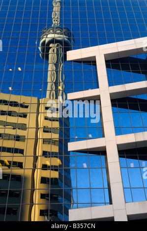 Reflet de la tour du CN et dans le haut bâtiment de l immeuble de Radio-Canada à Toronto Canada Banque D'Images