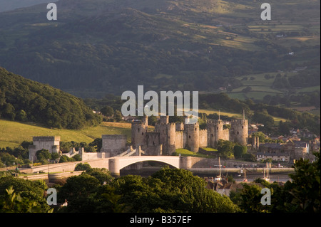 Château de Conwy, au nord du Pays de Galles, vu au coucher du soleil. Il a été construit par le roi Édouard I en 1283 Banque D'Images