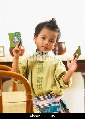 Boy holding deux paquets vert Banque D'Images