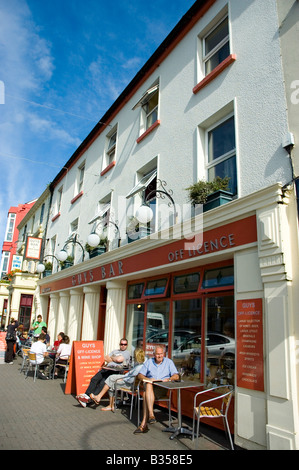 Se détendre à l'extérieur d'un café dans le centre-ville de Clifden, Connemara, comté de Galway, Irlande Banque D'Images