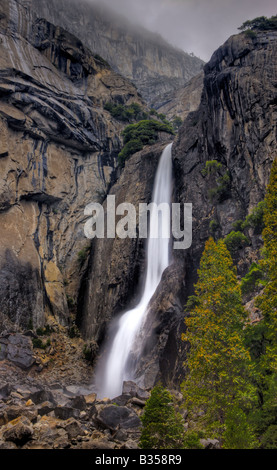 Yosemite Falls inférieur et du ruissellement sur jour de tempête Yosemite National Park California USA Banque D'Images