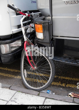 Location endommagé avec roue pliée en sandwich entre deux camions articulés en stationnement, Turl Street, Oxford, Oxfordshire, England, UK Banque D'Images