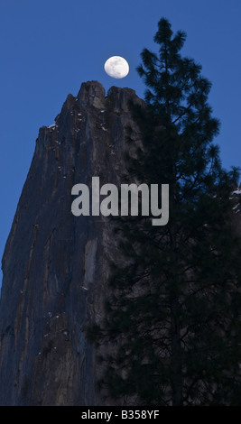 Une presque pleine lune se lève au-dessus du dessus de la Sentinelle Spire Yosemite National Park California USA Banque D'Images