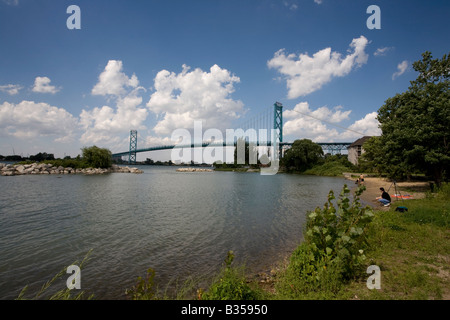 Pont sur l'ambassadeur de la rivière Detroit Windsor Ontario Canada perspective sur une belle après-midi ensoleillée, Banque D'Images