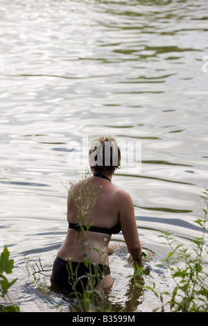 Femme dans le lac à la Nage Secret, Le Big Chill Festival 2008, Eastnor, Herefordshire Banque D'Images