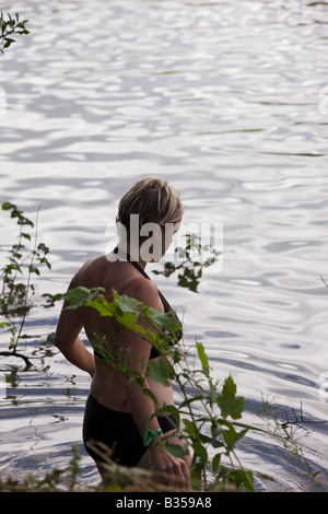 Femme dans le lac à la Nage Secret, Le Big Chill Festival 2008, Eastnor, Herefordshire Banque D'Images