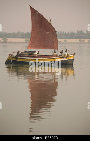 Un bateau navigue sur le style delta du Gange dans les Sunderbans National Park dans l'ouest du Bengale, en Inde. Banque D'Images