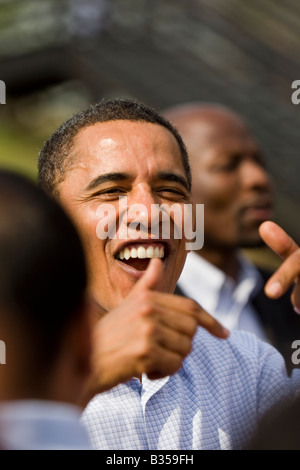 Le président américain Barack Obama salue des partisans en Pennsylvanie au cours de l'élection présidentielle de 2008. Banque D'Images
