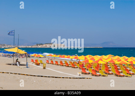Des chaises longues et des parasols sur la plage de Rethymnon Banque D'Images