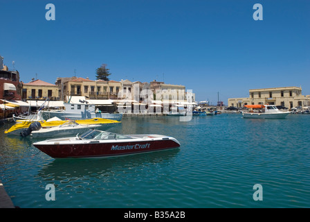 Les bateaux aux couleurs vives à Rethymnon Crète Harbour Banque D'Images