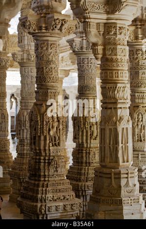 Le CHAUMUKHA MANDIR à RANAKPUR RAJASTHAN près de Sadri a 1440 piliers sculptés avec deux pas de l'Inde, Banque D'Images