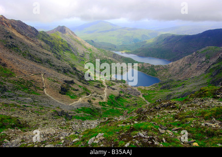 La vue vers le bas la piste Pyg surplombant Llyn Llyn Llydaw Glaslyn et sur le haut des pentes du Mont Snowdon Banque D'Images