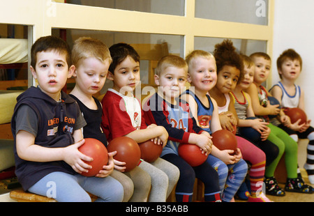 L'éducation physique dans une école maternelle de Berlin, Allemagne Banque D'Images