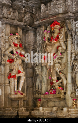 Les divinités célestes ornées de fleurs à l'intérieur du MANDIR CHAUMUKHA TEMPLE À RANAKPUR près de Sadri le Rajasthan en Inde Banque D'Images