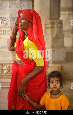 Les pèlerins à l'intérieur du MANDIR CHAUMUKHA TEMPLE DE RANAKPUR dans le district de Pali RAJASTHAN INDE près de Sadri Banque D'Images