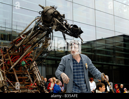 Artiste de théâtre de rue l'exécution Uncredible Paka dans les Rues de Brighton, le Brighton Festival DE, UK Banque D'Images