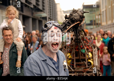 Artiste de théâtre de rue l'exécution Uncredible Paka dans les Rues de Brighton, le Brighton Festival DE, UK Banque D'Images