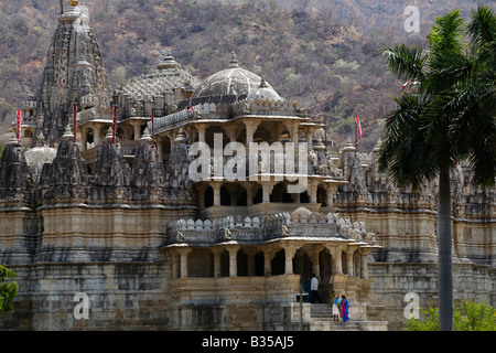 CHAUMUKHA MANDIR à RANAKPUR avec 1444 piliers est l'un des plus beaux temples Jains jamais construit près de RAJASTHAN INDE Sadri Banque D'Images