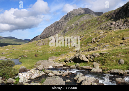 Tryfan Mounatain Et Afon Llugwy Cwm Idwal Gwynedd Snowdonia Wales Cymru Royaume-Uni Banque D'Images