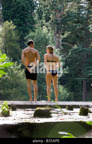 L'homme et de la femme par une piscine à la Nage Secret, Le Big Chill Festival 2008, Eastnor, Herefordshire Banque D'Images