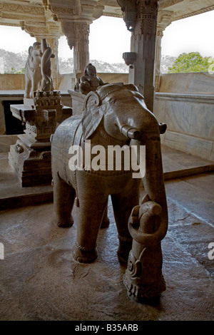 En marbre blanc sculpté et à l'intérieur du Rajput ELEPAHANT CHAUMUKHA MANDIR à RANAKPUR RAJASTHAN INDE près de Sadri Banque D'Images