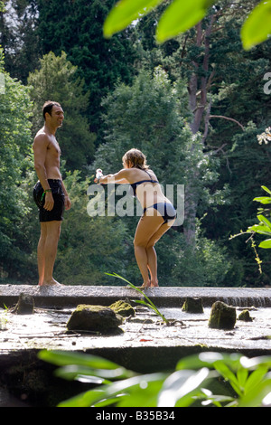 L'homme et de la femme par une piscine à la Nage Secret, Le Big Chill Festival 2008, Eastnor, Herefordshire Banque D'Images