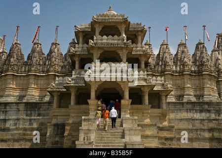 CHAUMUKHA MANDIR à Ranakpur est l'un des plus beaux temples Jains jamais construit du Rajasthan Inde près de Sadri Banque D'Images