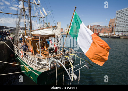 Asgard ll de Dublin amarré à Canning Dock avec drapeau irlandais volant pendant la course de Tall Ships en 2008. Liverpool Merseyside Angleterre Royaume-Uni Banque D'Images