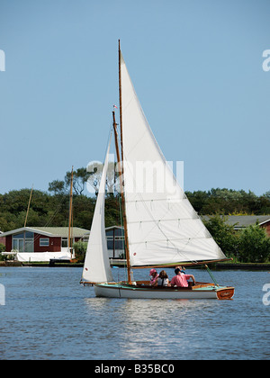 Bateau à voile sur la rivière Thurne Norfolk Broads angleterre uk Banque D'Images