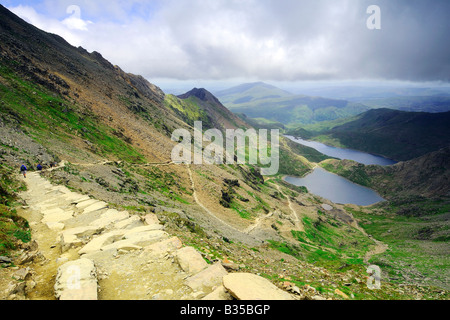 La vue vers le bas la piste Pyg surplombant Llyn Llyn Llydaw Glaslyn et sur le haut des pentes du Mont Snowdon Banque D'Images