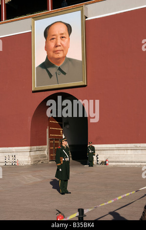 Deux gardes debout sous une photo de Mao sur la Place Tiananmen, la Chine prises en 2007 Banque D'Images