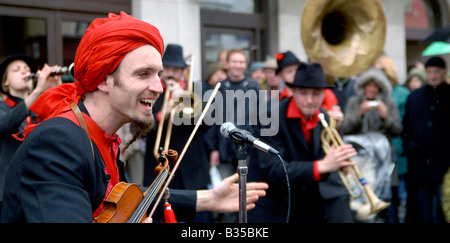 Les artistes de théâtre de rue Orkestra del Sol d'effectuer dans les Rues de Brighton, partie de la Brighton Festival, UK Banque D'Images