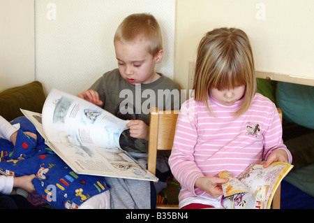 La lecture de livres pour enfants dans une école maternelle de Berlin, Allemagne Banque D'Images