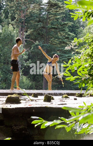 L'homme et de la femme par une piscine à la Nage Secret, Le Big Chill Festival 2008, Eastnor, Herefordshire Banque D'Images