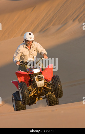 Le quad sur les dunes près de Swakopmund, une ville côtière à la mi-hauteur de la côte Atlantique de la Namibie en Afrique Banque D'Images