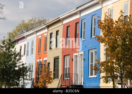 Maisons de briques colorées à Seaton Place et 17th Street NW dans la zone Dupont Circle de Washington, DC. Banque D'Images
